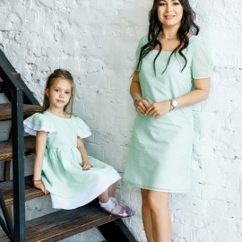 Комплект летних платьев в одном стиле для мамы и дочки 