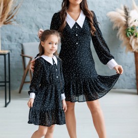 Комплект платьев с белым воротником в одном стиле для мамы и дочки 