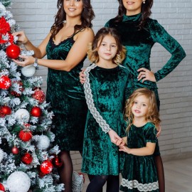 Комплект бархатных платьев в одном стиле для мамы и дочки 