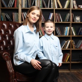 Комплект светло-голубых рубашек мама и ребёнок