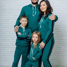 Спортивный костюм для всей семьи в одном стиле 