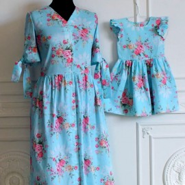 Комплект платьев розы на голубом для мамы и дочки