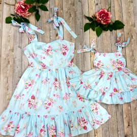 Комплект платьев для мамы и дочки с цветочным орнаментом