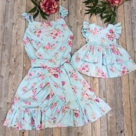 Комплект платьев розы на голубом для мамы (с запахом) и дочки