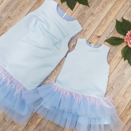 Комплект платьев для мамы и дочки  с перышками