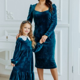 Комплект бархатных платьев для мамы и дочки 