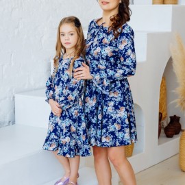 Одинаковые платья для мамы и дочки с цветочным принтом 