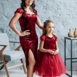 Комплект нарядных бархатных платьев в одном стиле для мамы и дочки 