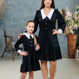 Комплект платьев с белым воротником в одном стиле для мамы и дочки 