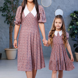 Комплект платьев с белым воротником в одном стиле для мамы и дочки Карамель